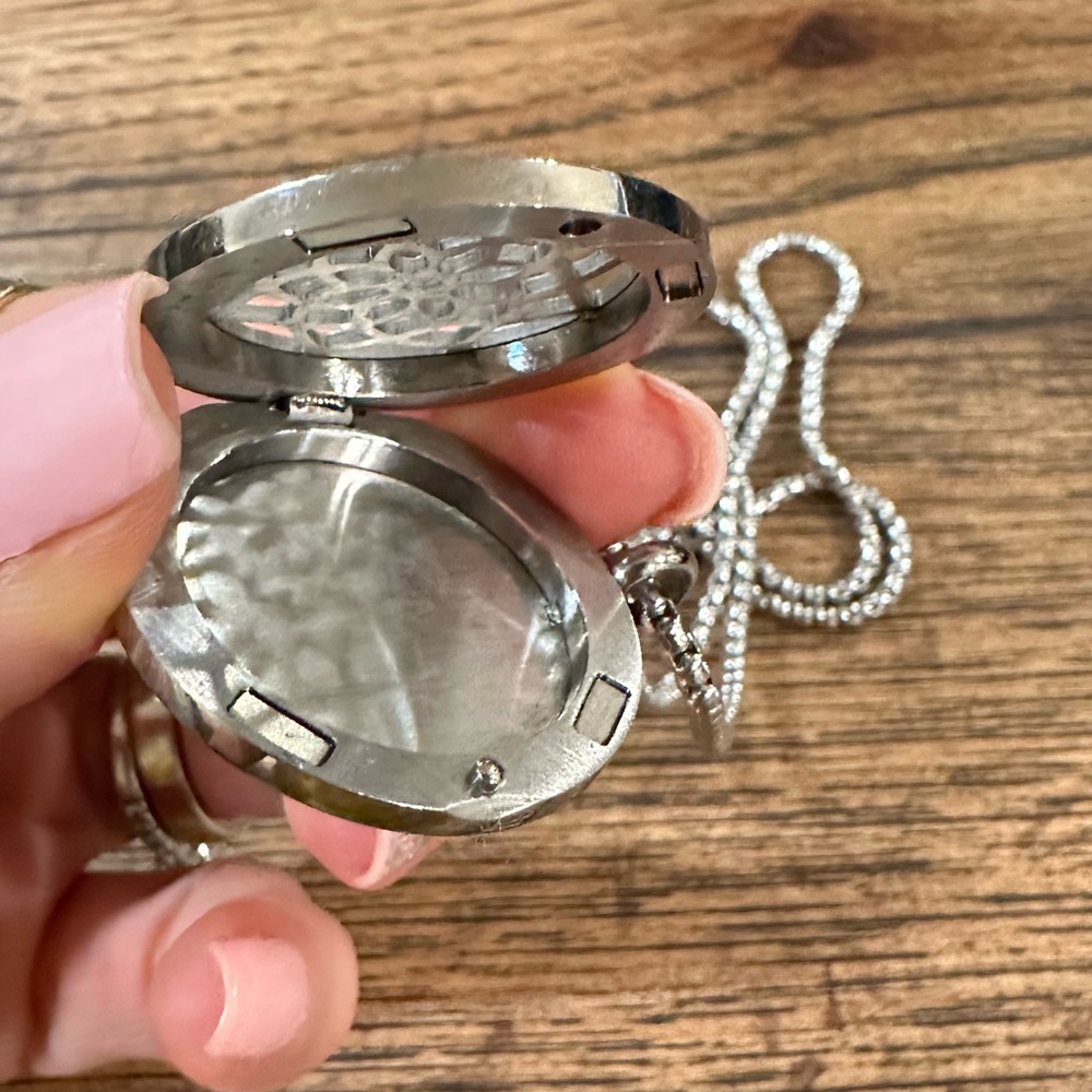 Diffuser Necklace - Picture 2 of 6